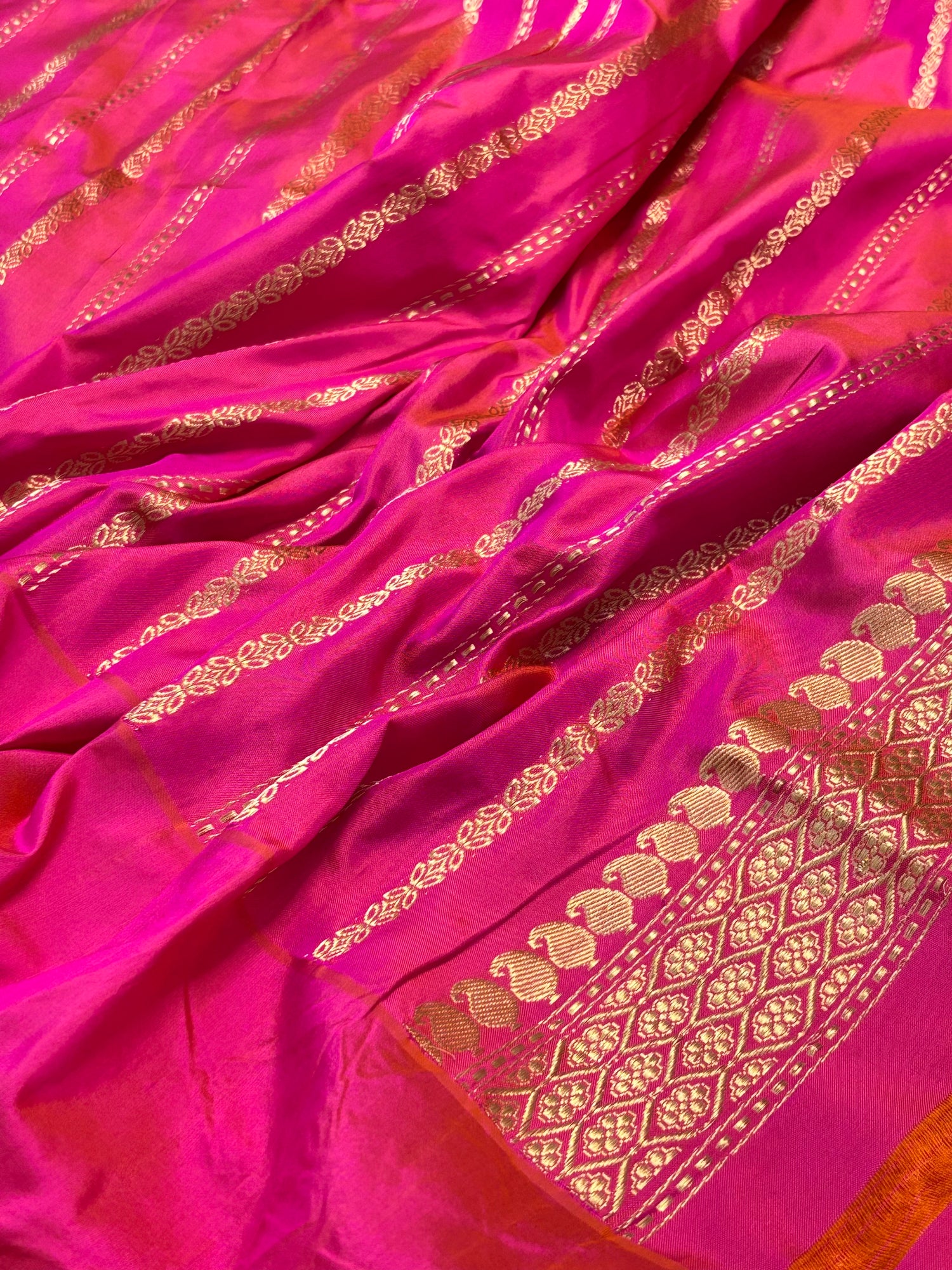 Yellow Shade Pure Katan Silk With Skirt Border Handwoven Banarasi Saree