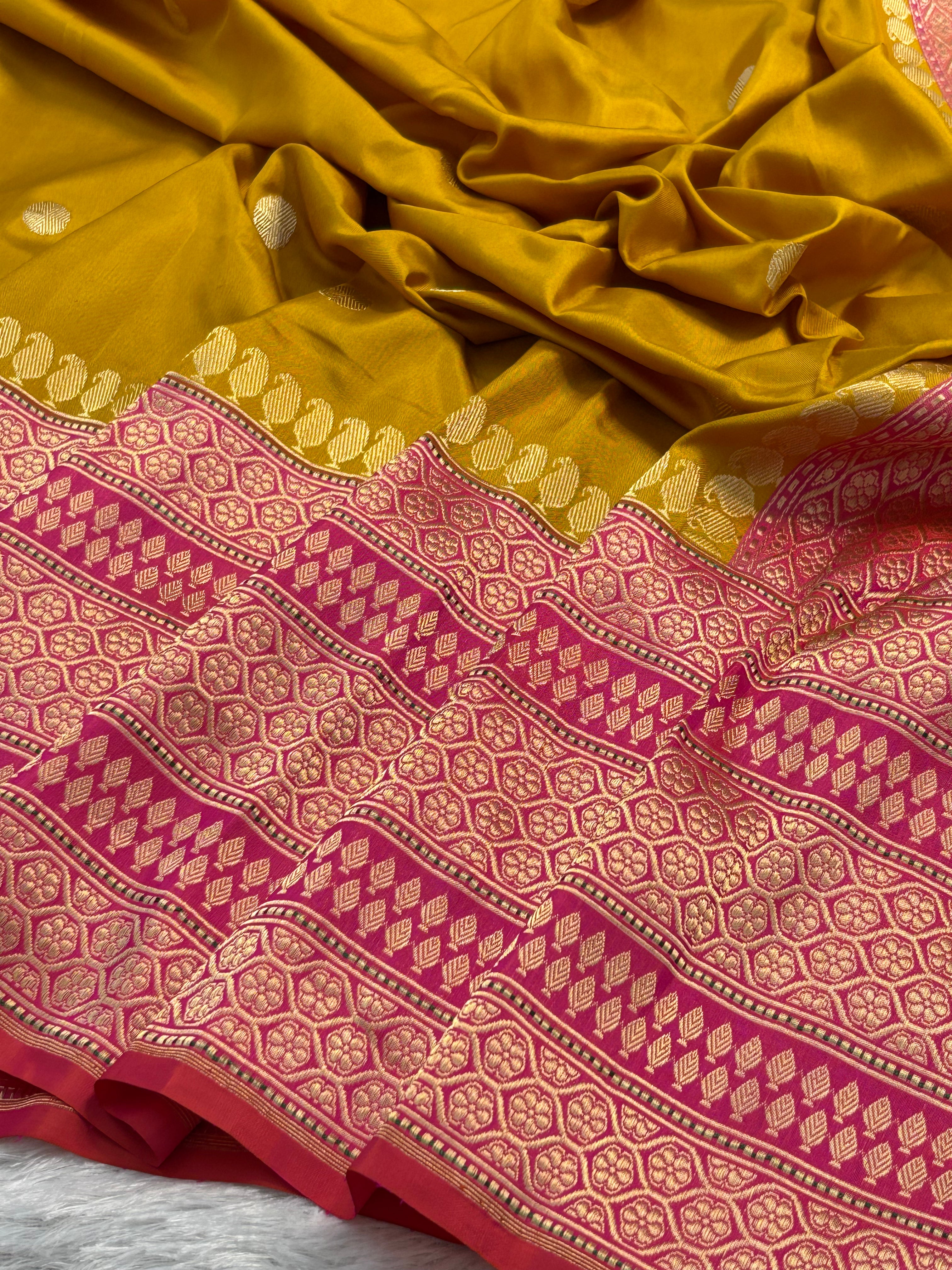 Yellow Shade Pure Katan Silk With Skirt Border Handwoven Banarasi Saree