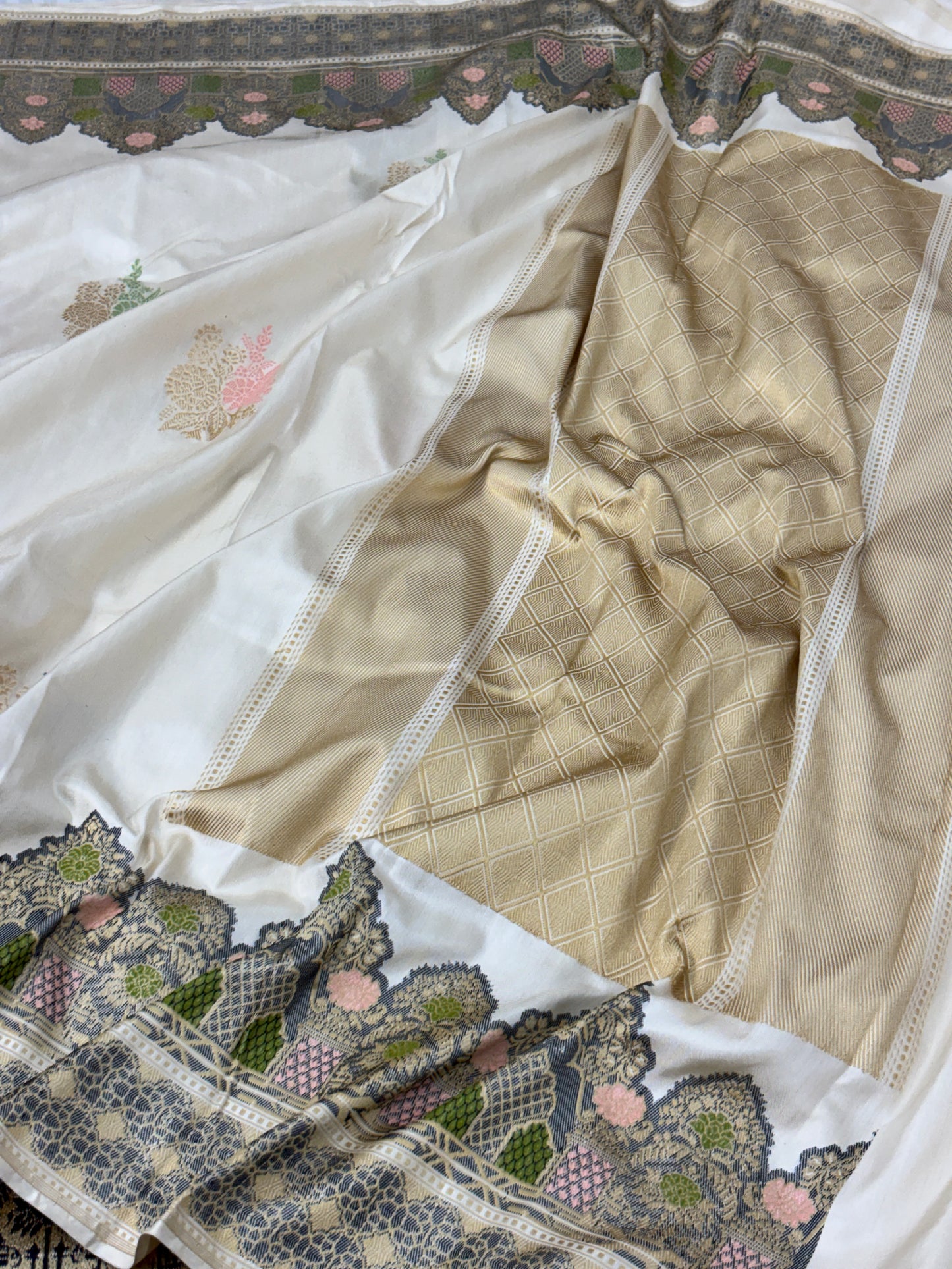 Off-White Handwoven Pure Ektara katan Silk Banarasi Saree