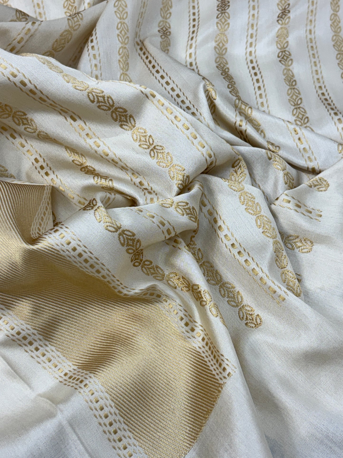 Off-White Handwoven Pure Ektara katan Silk Banarasi Saree